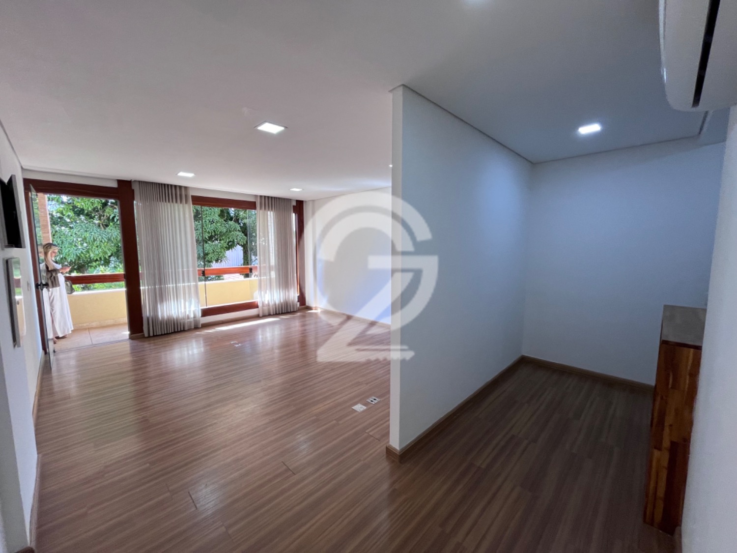 Sala Comercial na avenida principal de Sousas em , Campinas - sp | SoloBR