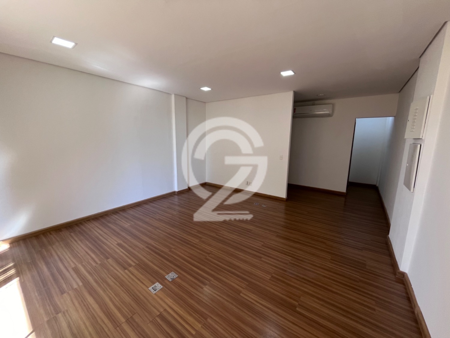 Sala Comercial na avenida principal de Sousas em , Campinas - sp | SoloBR